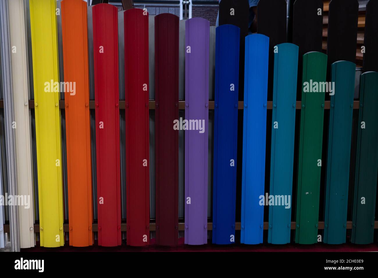 Échantillons d'une palette de couleurs pour peindre une clôture Banque D'Images