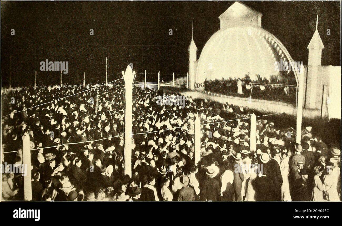 . Journal de chemin de fer de la rue . Je Ry. Journal. CONCERT DE SONS-COQUILLAGES AU parc VINEWOOD, TOPEKA Day sont ramenée de la carrière de Vinewood qui est situé Topeka, est un endroit magnifique, situé sur un ruisseau d'eau, le parc de Vinewood. L'emplacement de dont, à environ 5J / 2 miles de la ville, est vu sur le 888 STREET RAILWAY JOURNAL. [Vol XXVI. N° 20. Carte. Il y a un total de 375 acres dans la propriété, dont 40 sont améliorés pour un parc d'attractions. Sur la propriété est une carrière, qui a une usine de broyage avec une capacité de 200 yds.de roche concassée par jour. Le parc n'appartient pas à la maison, mais à une seule Banque D'Images