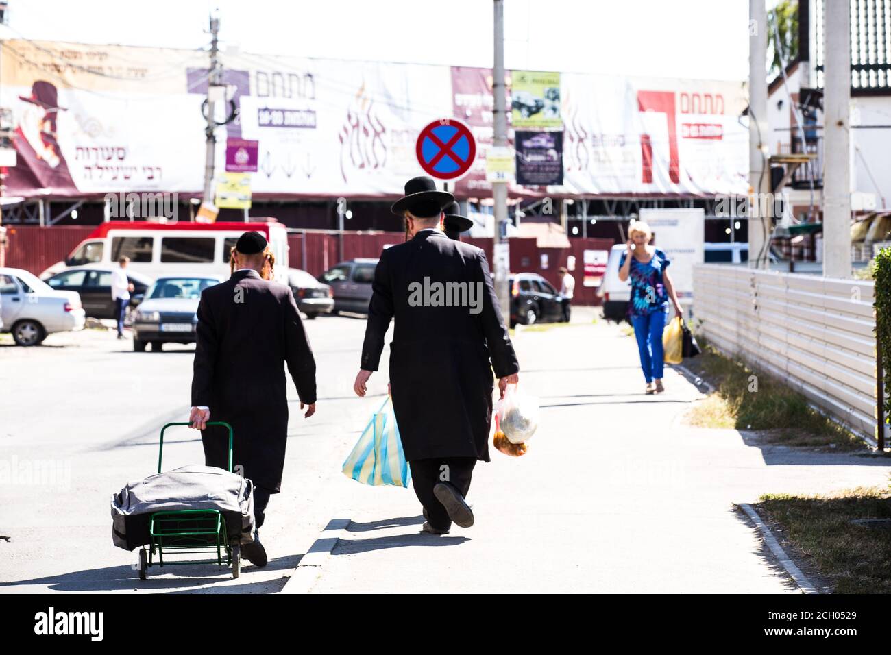 Trois voyageurs Hasidim sur la rue Pouchkine à Uman Ukraine A. Semaine avant de célébrer le nouvel an juif de Rosh-ha-Shana près du mémorial De Tzaddik Nachman Banque D'Images