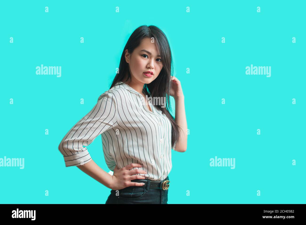 Jeune femme asiatique en blouse blanc clair isolée sur fond bleu.  Décontracté jolie femme regardant l'appareil photo avec l'expression  confiante Photo Stock - Alamy