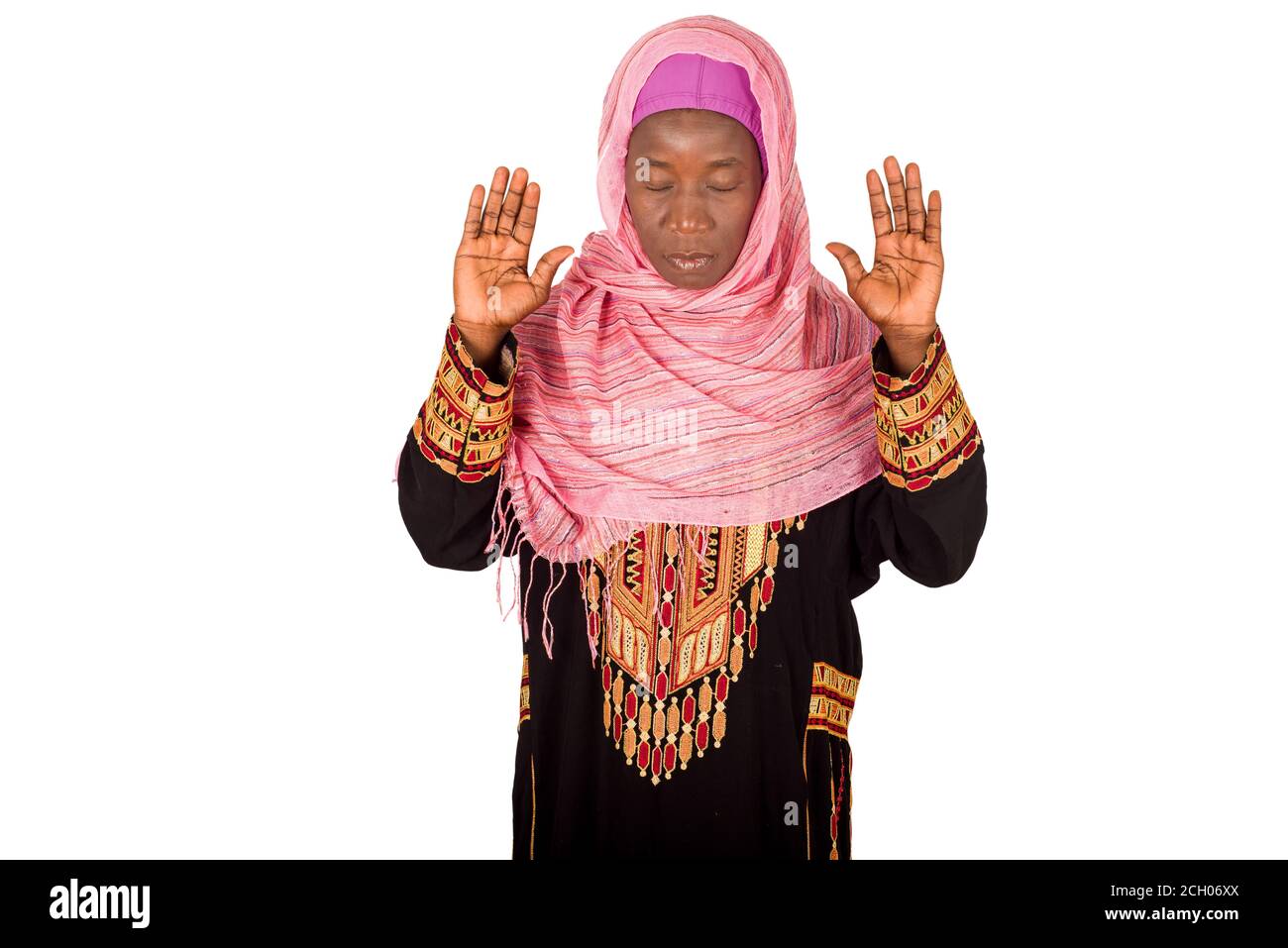 Jeune femme africaine musulmane portant le voile dans le geste de prière,  priant dieu isolé sur fond blanc Photo Stock - Alamy