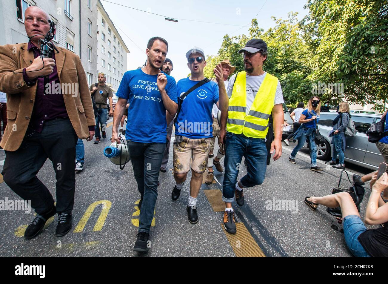 Munich, Bavière, Allemagne. 12 septembre 2020. MARKUS HAINTZ, avocat du groupe Querdenken. A gauche : YouTuber Stefan Bauer, à l'extrême droite. Le groupe de Querdenken ''Conspirituality'' qui a organisé les démonstrations à Berlin contre les mesures anti-Corona et finalement contre le gouvernement allemand est arrivé à Munich après de nombreux obstacles juridiques, qui ont d'abord marché depuis Odeonsplatz, avant de mettre fin à la démo tout comme la police était sur le point de ne pas se conformer aux réglementations. 10,000 puis assemblé à Theresienwiese avec une distance minimale et quelques masques. Le groupe a critiqué la police et a appelé à un terr du papier Banque D'Images