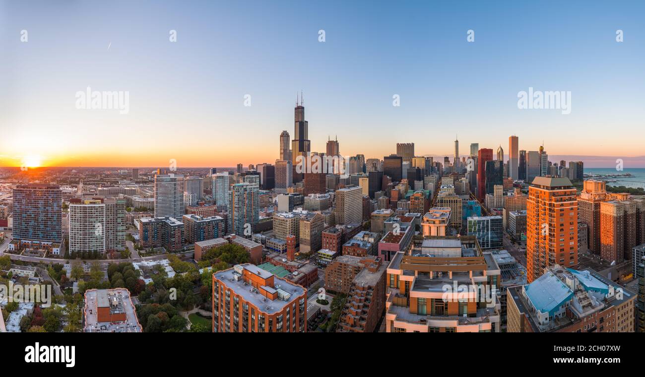 Chicago, Illinois, USA Centre-ville sur les toits de la ville d'en haut au crépuscule. Banque D'Images