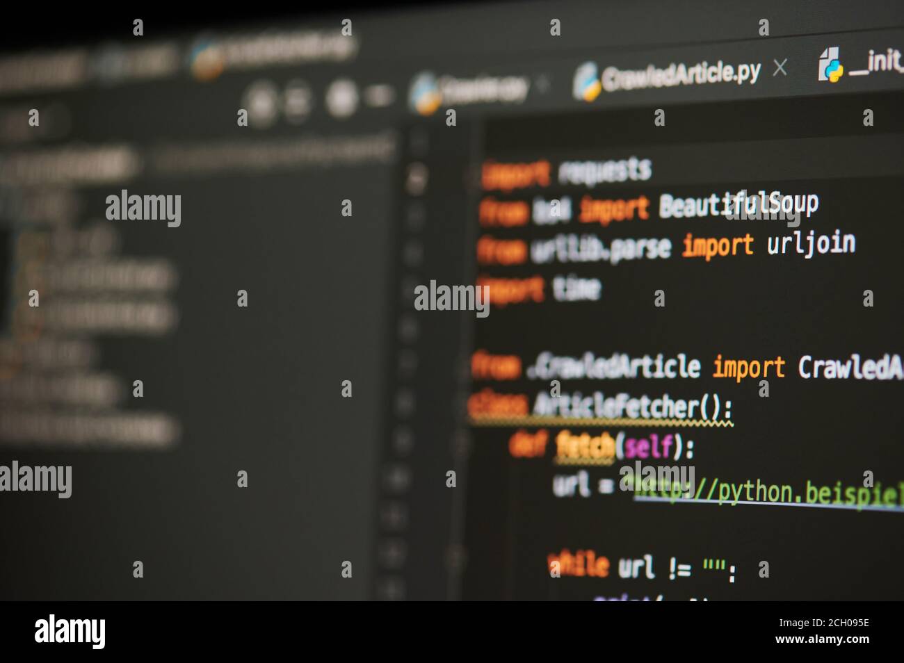 New york, Etats-Unis - 13 septembre 2020 : code de programme coloré en fond noir sur l'écran de l'ordinateur vue rapprochée Banque D'Images