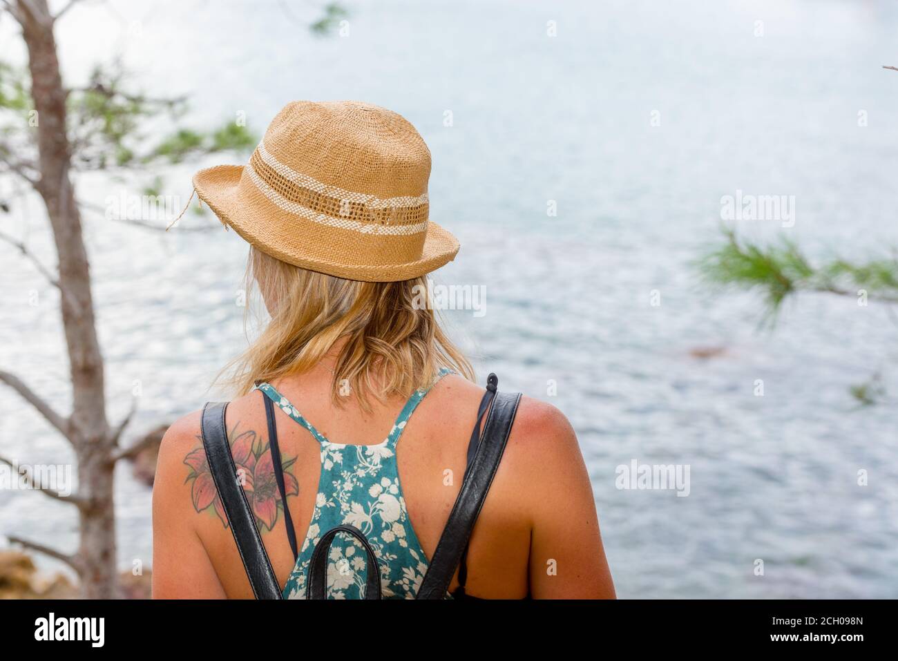 Cala Futadera, Espagne : 2020 sept 02 : jeune femme blonde dans la belle plage de Cala Futadera est l'une des rares plages naturelles préservées Banque D'Images