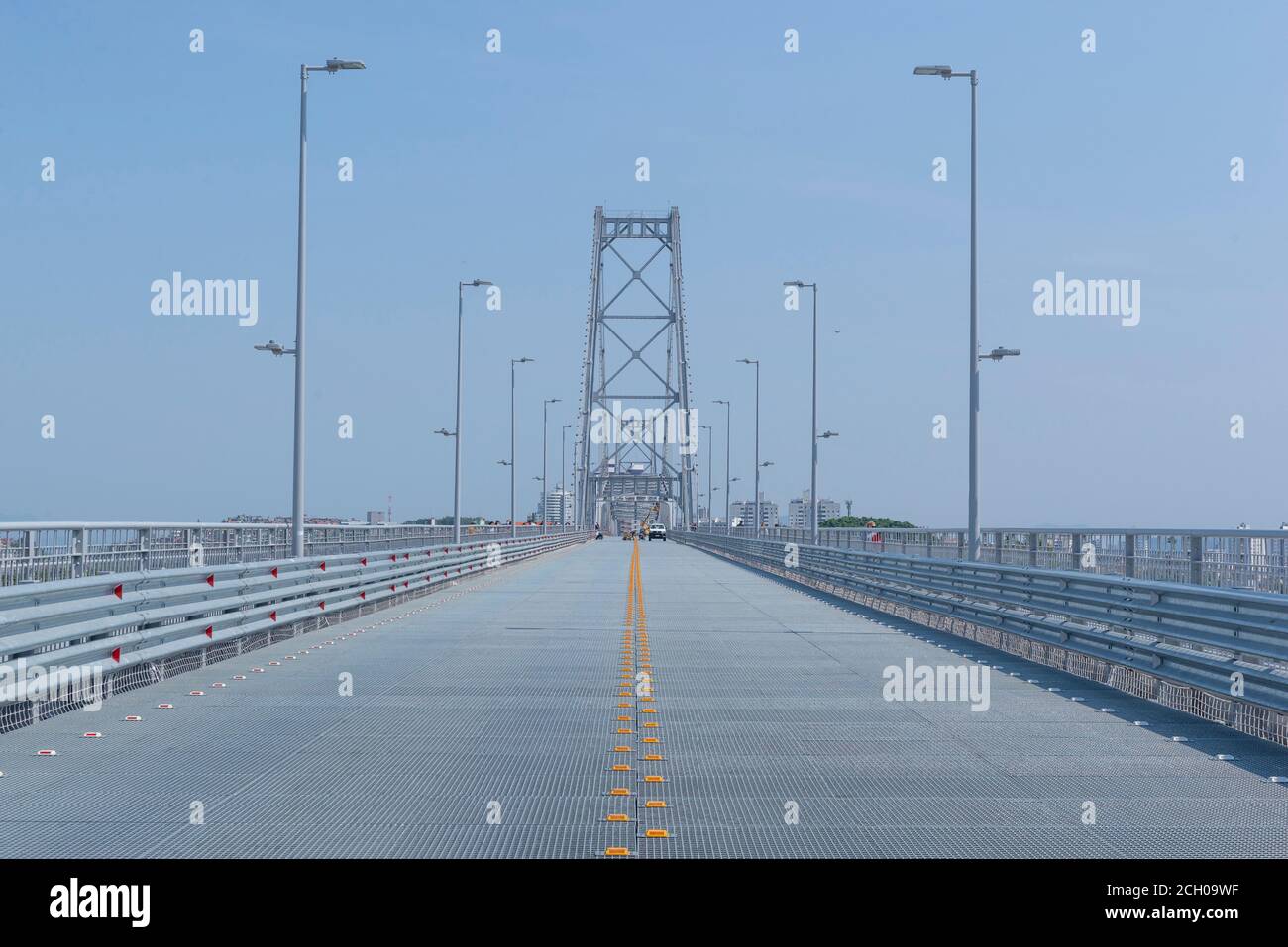 Vue sur le pont Hercilio Luz et l'océan Atlantique. Il relie le continent à l'île de Florianópolis. . Carte postale et symbole de la ville, le Banque D'Images