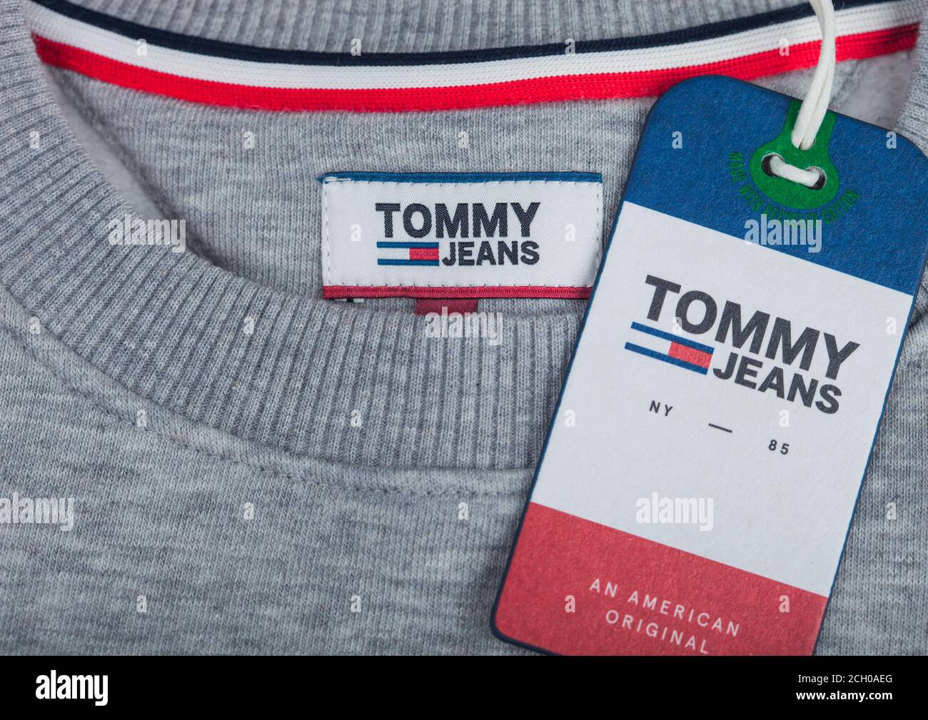 LONDRES, Royaume-Uni - 09 SEPTEMBRE 2020:Tommy Hilfiger étiquette et  étiquette de vêtement sur tissu en coton gris Photo Stock - Alamy