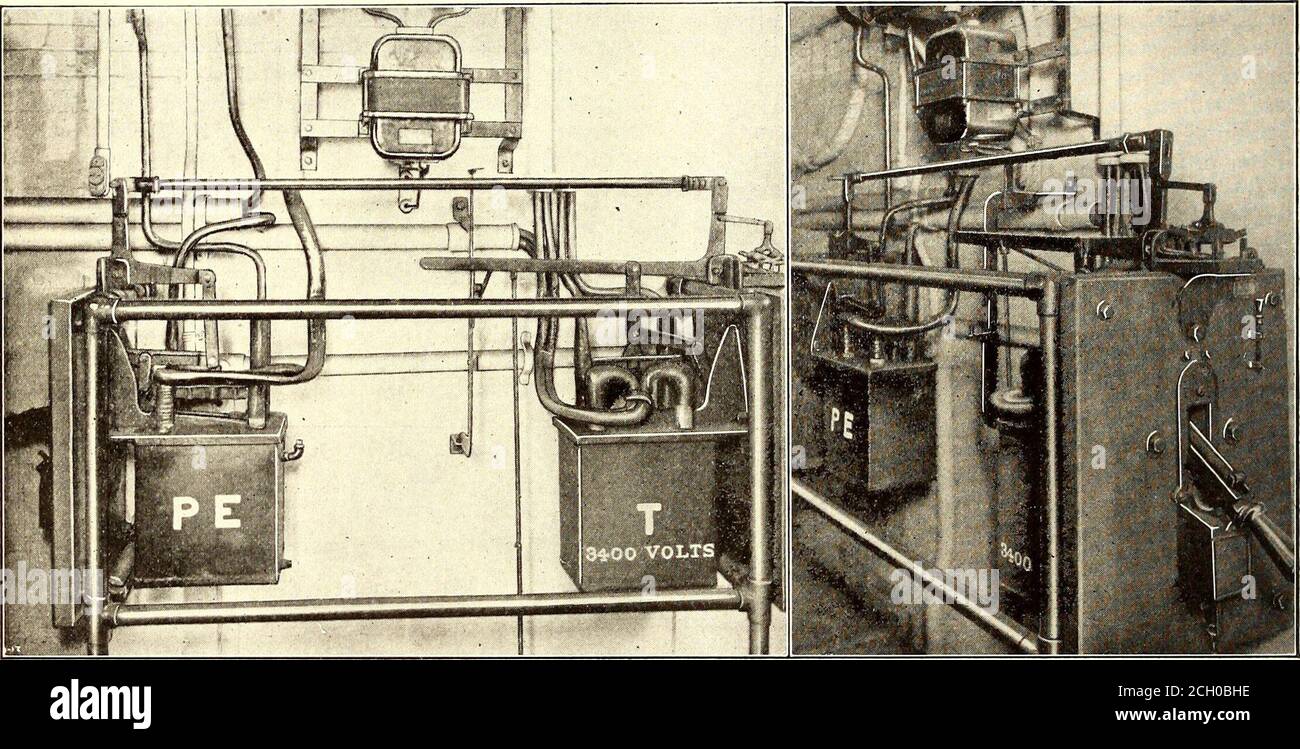 . Journal de chemin de fer électrique . comme il a été constaté qu'une interruption de 5 ou 6 cycles est assez grande pour causer la chute du type galvanomètre ou girouette derelais. Le dispositif de commutation a développé deux interrupteurs à huile bipolaires de 75 a, 4500 volts, montés dos à dos sur des panneaux séparés et verrouillés de façon mécanique au moyen de manivelles et de liaisons de connexion, comme indiqué dans les demi-teintes d'accompagnement. Le retour au premier schéma de câblage du commutateur A agit comme une tension entre le moteur-générateur 3400 V à 60 cycles et le bus d'alimentation de signal 3400 V à 60 cycles sortant. Ce commutateur est normalement Banque D'Images