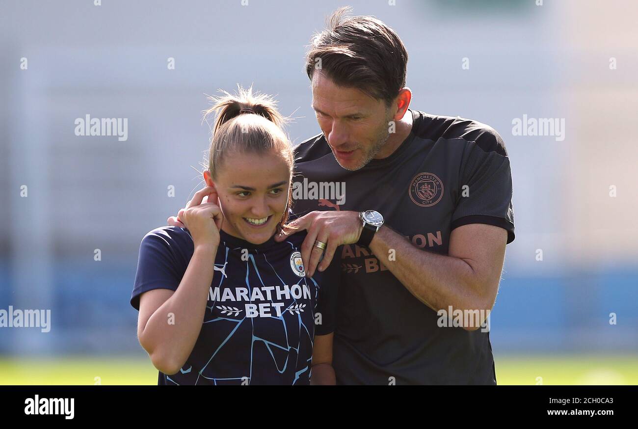 Gareth Taylor, directeur de Manchester City (à droite), parle avec Georgia Stanway avant le match Barclays FA WSL à l'Academy Stadium de Manchester. Banque D'Images