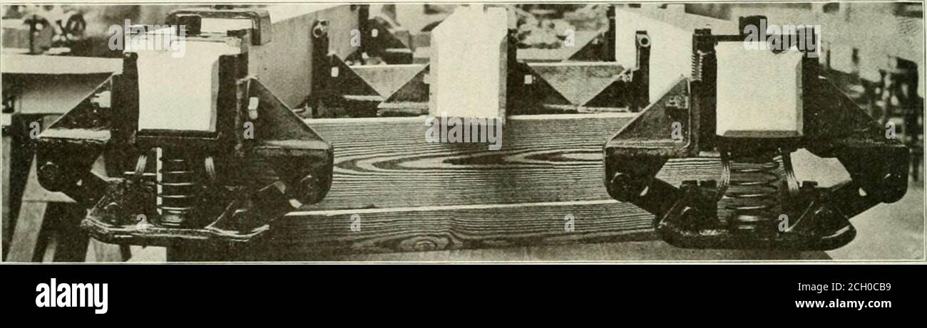 . La revue de chemin de fer de rue . e l'accélérateur automatique en jeu, qui ferme les sorcières de la commande de tourelle dans leur bon ordre, à moins que checkedl)y ce qui est appelé l'interrupteur de fin de course; et le cinquième, en ouvrant tous les commutateurs pneumatiques qui ont été fermés et sinuiltaneouslyjets dans d'autres, connecte les moteurs dans la première stateparallèle avec la résistance dans le circuit. Un relais de surcharge et de retour sans tension est en connexion électrique avec l'aimant d'actionnement de l'un des vérins pneumatiques du contrôleur de tourelle qui actionne le disjoncteur principal. Pour éviter les dommages dus à une reprise Banque D'Images