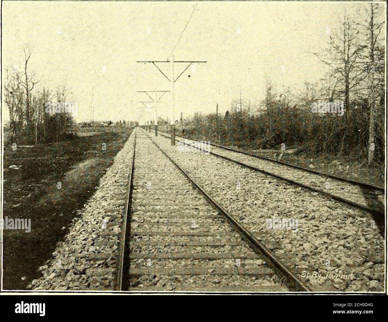 . Le journal de chemin de fer de rue . g, condenseur de Knowles, pompes d'alimentation, etc. Le moteur est directement relié à un 300-k.w. Westinghouse 10-polegenerator. Le tableau de commutation a été installé par la Westing-House Company. Les piles, deux en nombre, ont un diamètre de 72 in. Et 06 in., respectivement, et sont de 75 ft. D'hauteur, en acier et bordées de briques de feu à une hauteur d'environ 15 ft. Au-dessus du toit. Le charbon est apporté à la centrale électrique sur le chemin de fer WesternMaryland, dont les voies sont à environ 15 pieds au-dessus du plancher de la chaufferie, en raison de la conformationnaturelle du sol. Les goulottes se connectent avec des bacs d'environ 50 Banque D'Images