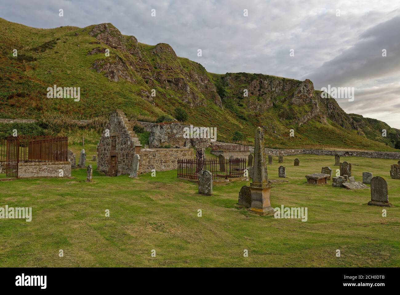 Ecclesgreig Burial Ground au pied des falaises spectaculaires de la réserve naturelle nationale de St Cyrus, avec ses vieux graviers, son église en ruines et le WATC Banque D'Images
