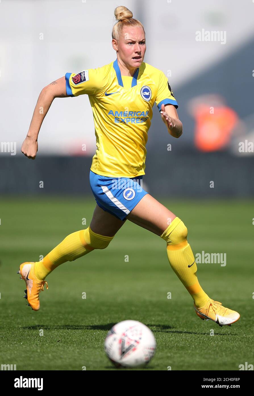 Brighton et le Danique Kerkdijk de Hove Albion avec le ballon pendant le match Barclays FA WSL à l'Academy Stadium, Manchester. Banque D'Images