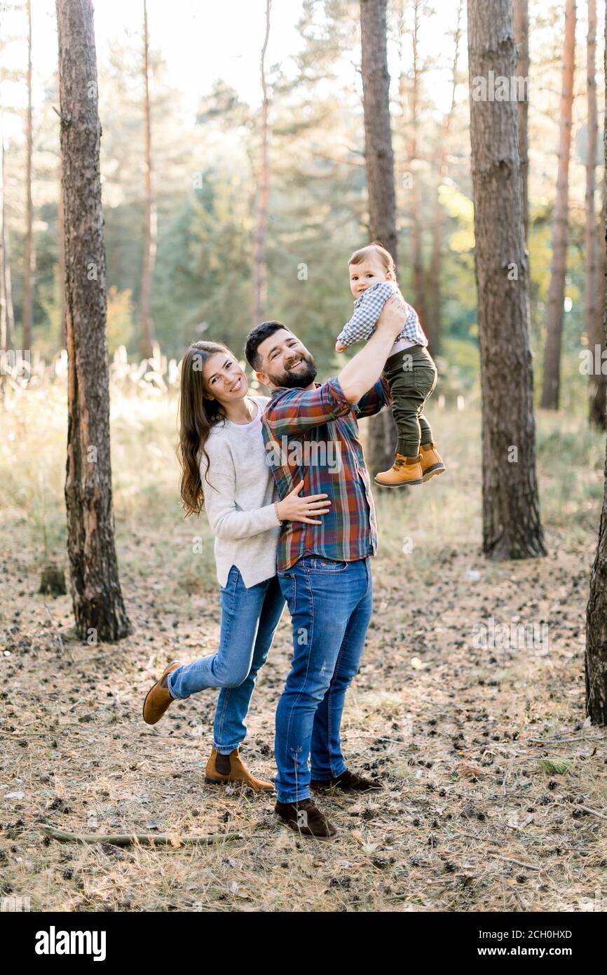Une Famille Elegante Et Heureuse Avec Des Vetements Decontractes Papa Maman Et Petit Fils Se Promette Dans La Foret D Automne S Amuser Et Jouer Avec Le Bebe Famille Photo Stock Alamy