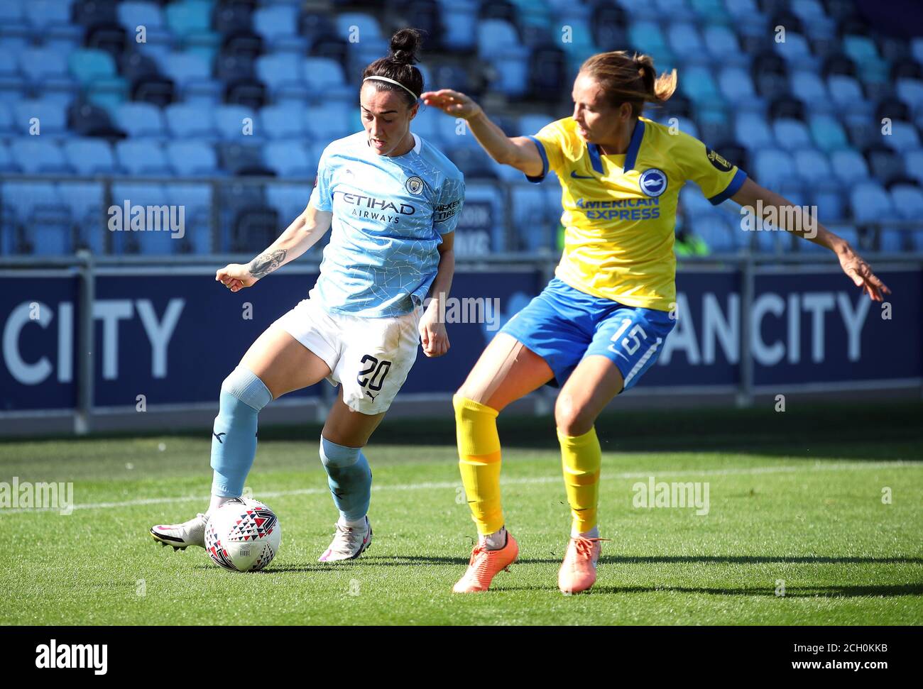 Lucy Bronze de Manchester City (à gauche) et Brighton et Hove Albion se battent pour le ballon lors du match Barclays FA WSL au stade Academy de Manchester. Banque D'Images