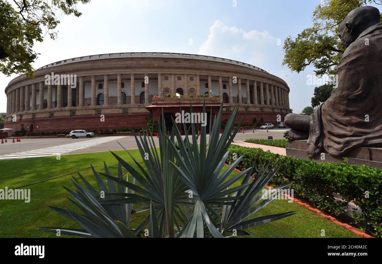 New Delhi, Inde. 13 septembre 2020. Une vue de la Maison du Parlement indien avant la session de la Monsoon, à New Delhi. Le Parlement est entièrement préparé pour la session de la Monsoon de 18 jours du lundi 14 septembre 2020, sous l'ombre de la pandémie du coronavirus avec de nombreuses premières, y compris la séance des deux chambres en quarts sans aucune journée de repos, Inscription uniquement à ceux qui ont un rapport négatif COVID-19 et le port obligatoire de masques. Credit: PRASOU/Alamy Live News Banque D'Images