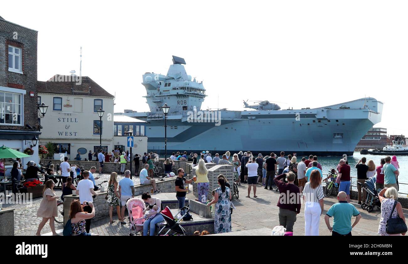 Le porte-avions de la Royal Navy, HMS Queen Elizabeth, revient à la base navale de Portsmouth pour récupérer des fournitures avant la navigation pour l'exercice afin de le préparer à la préparation du Carrier Strike Group avant son premier déploiement opérationnel l'an prochain. Banque D'Images