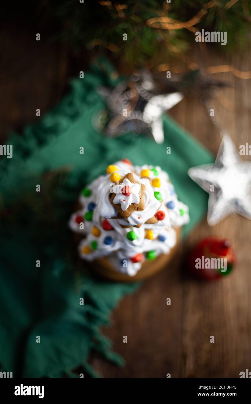 Arbre de noël en pain d'épice cuit sur fond de bois. Gros plan Banque D'Images