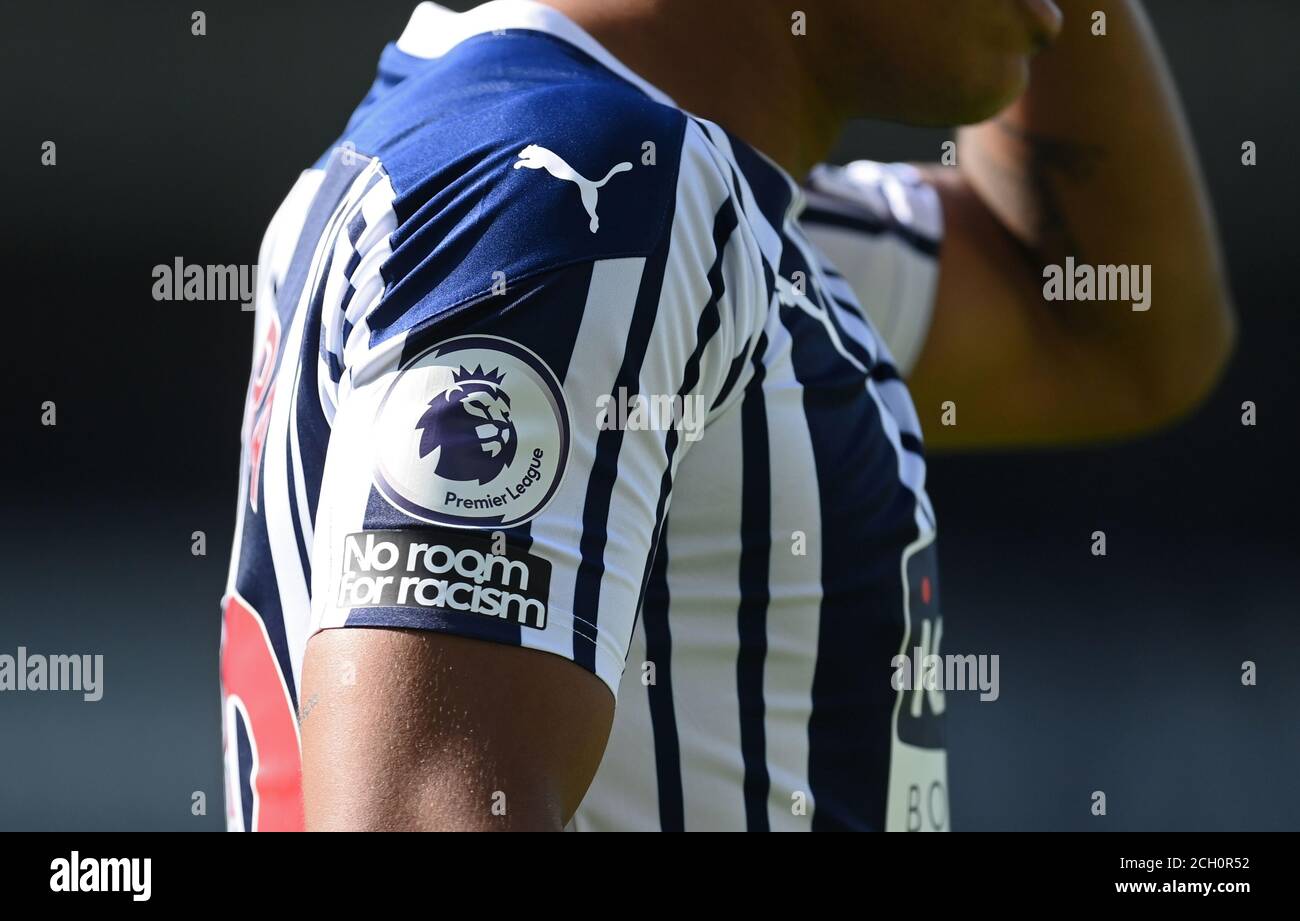 Un point de vue général d'un insigne sans salle pour le racisme sur le bras d'un joueur pendant le match de la Premier League aux Hawthorns, West Bromwich. Banque D'Images