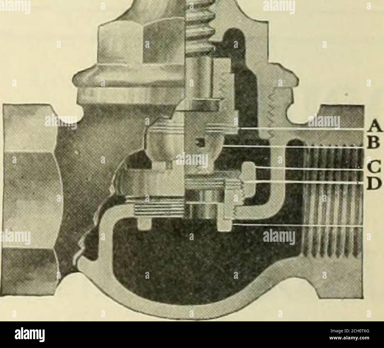 . Train et train de locomotives : une revue pratique de la force motrice ferroviaire et du matériel roulant . mouvement vertical alternatif mouvement intéroculaire. La partie principale de la machine est un énorme disque qui tourne dans un plan vertical. La puissance est appliquée à travers l'axe du disque, et lorsque la vitesse de l'arbre d'entraînement est plus lente, la périphérie de l'appareil s'enorlant à grande vitesse. Le travail est donné à cette périphérie. Les morceaux de l'acier de haddeststeel sont par simple impact réduit à toutes les formes les désirs de l'opérateur habile. Qu'est-ce que cette machine, quel que soit le chemin ? A exigé Tom Briggs. Oh, c'est un Banque D'Images