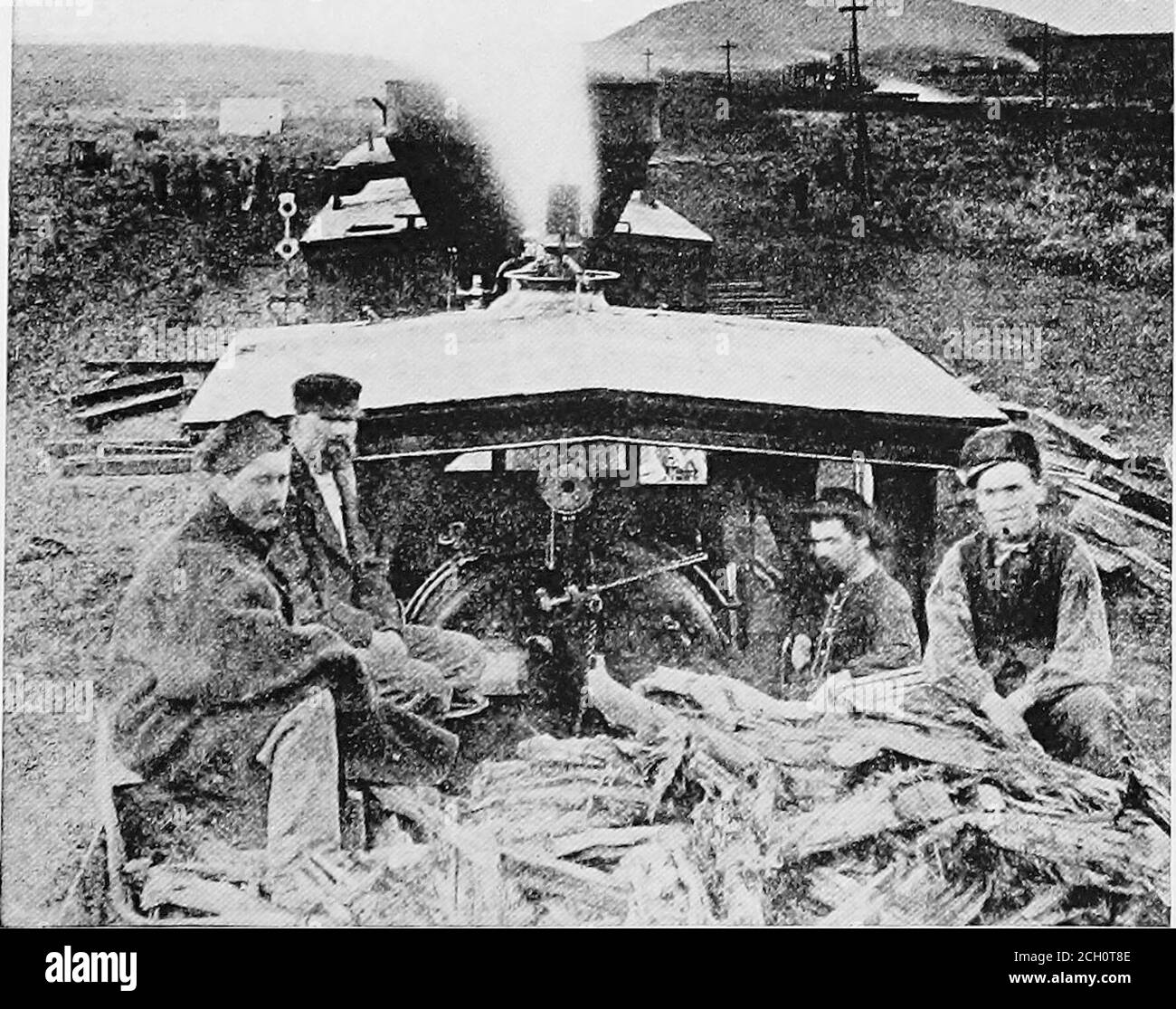 . La construction du chemin de fer du Pacifique; l'histoire de construction de la première artère de fer de l'Amérique entre la rivière Missouri et la Californie, depuis le début de la grande idée jusqu'à ce jour, le 10 mai 1869, lorsque l'Union Pacific et le Central Pacific ont joint des voies à Promontory point, Utah, pour former le transcontinental de la nation. LOCOMOTIVE UNION PACIFIC 119At Promontory point, mai à 1869. Dignitaires du jour posés sur la chaudière. A L'ÉPOQUE DE L'ANCIEN BOIS-BURNERSCentral Pacific R. R., Promontory point, Mai, 1869 VIIIBhumeur sur les sentiers le chemin de fer du Pacifique à travers le continent a été construit tout droit Banque D'Images