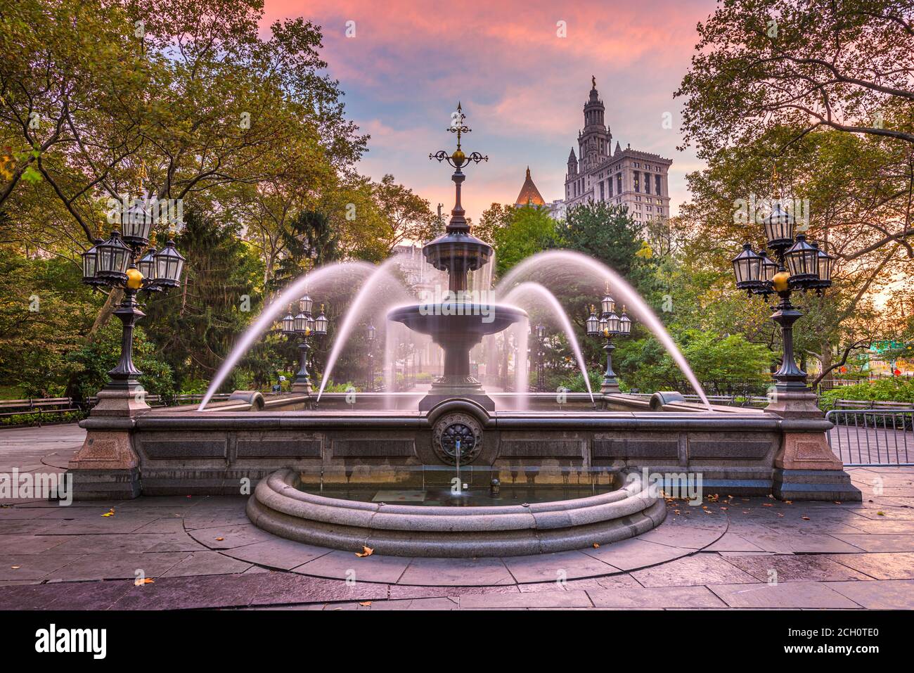 New York, États-Unis à la fontaine du parc de l'hôtel de ville le matin. Banque D'Images