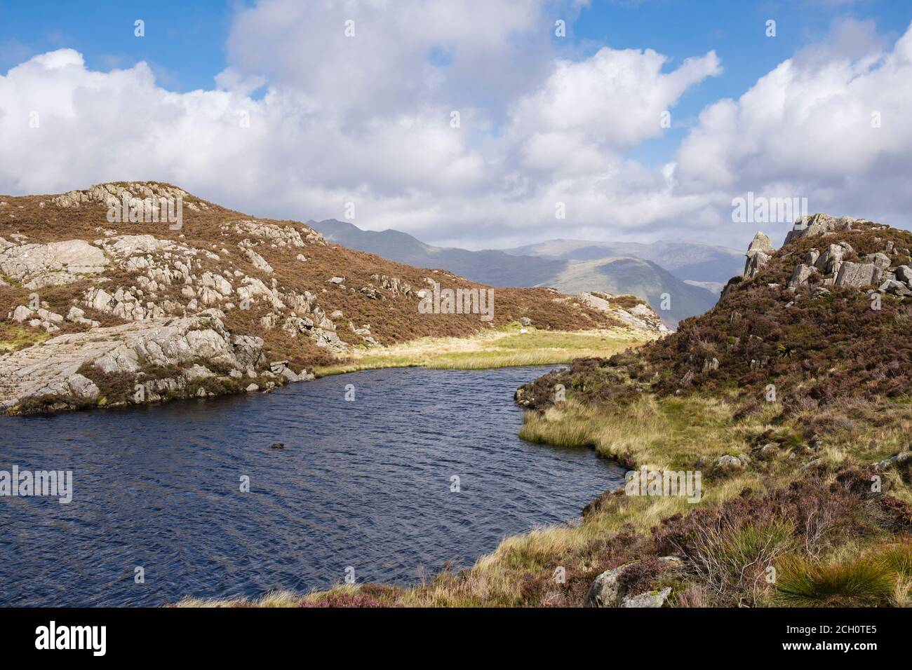 Llyn Cerrig y Myllt petit lac de montagne sur les pentes de Cnicht avec Glyders à distance dans le parc national de Snowdonia. Gwynedd, pays de Galles, Royaume-Uni, Grande-Bretagne Banque D'Images