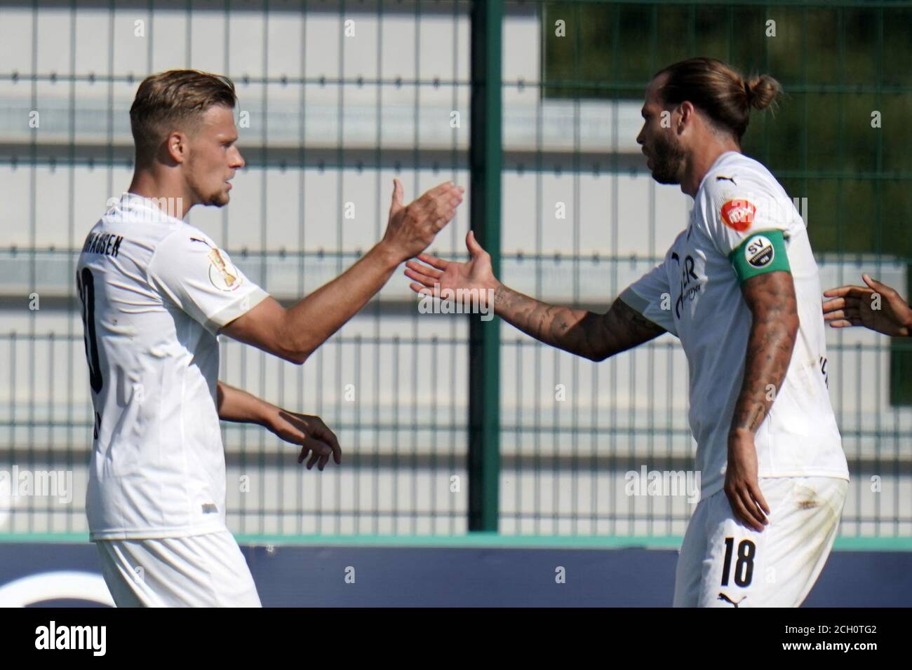 Haiger, Allemagne. 13 septembre 2020. Football: Coupe DFB, TSV Steinbach - SV Sandhausen, 1er tour. Sandhausen Emanuel Taffertshofer (l) a une parade 1:0 avec Dennis Diekmeier. Crédit : Thomas Frey/dpa - REMARQUE IMPORTANTE : Conformément aux règlements de la DFL Deutsche Fußball Liga et de la DFB Deutscher Fußball-Bund, il est interdit d'exploiter ou d'exploiter dans le stade et/ou à partir du jeu pris des photos sous forme d'images de séquences et/ou de séries de photos de type vidéo./dpa/Alay Live News Banque D'Images