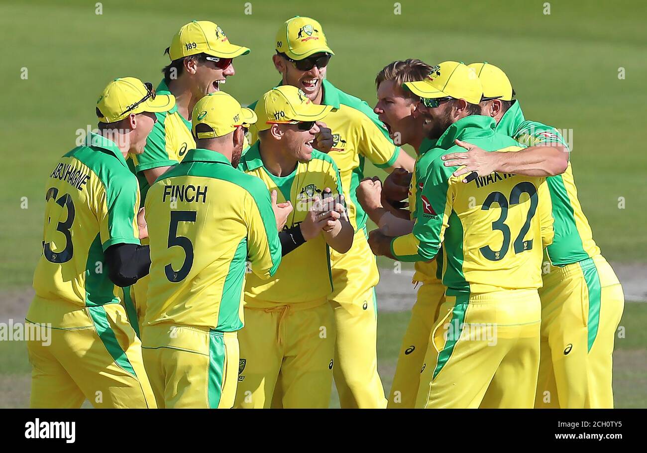 Adam Zampa (3e à droite) célèbre avec ses coéquipiers après le cricket d'Eoin Morgan en Angleterre, après un examen lors du deuxième match ODI du Royal London à Emirates Old Trafford, Manchester. Banque D'Images