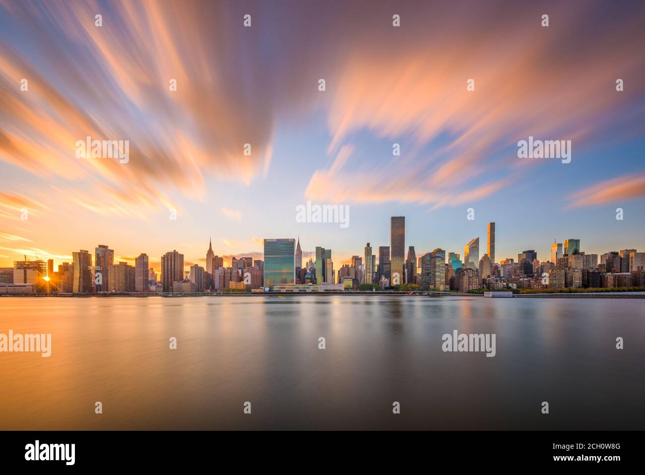 Horizon de New York sur l'East River avec Midtown Manhattan au coucher du soleil. Banque D'Images