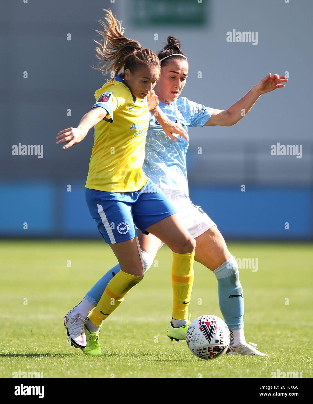 Ellie Brazil de Brighton et Hove Albion (à gauche) et Lucy Bronze de Manchester City se battent pour le ballon lors du match Barclays FA WSL au stade Academy de Manchester. Banque D'Images