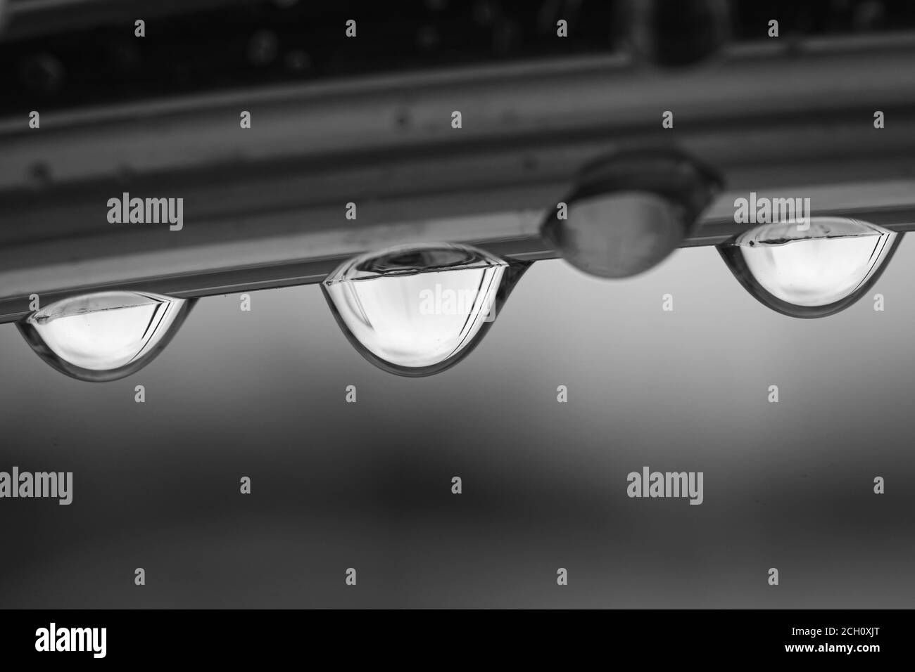 Gros plan des gouttelettes d'eau pendant la tempête de pluie sur le voilier Banque D'Images