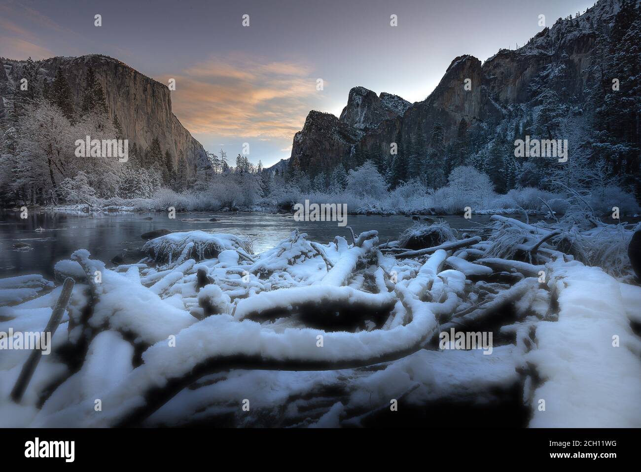 Une matinée à couper le souffle en hiver au Valley View Yosemite National Stationnement Banque D'Images