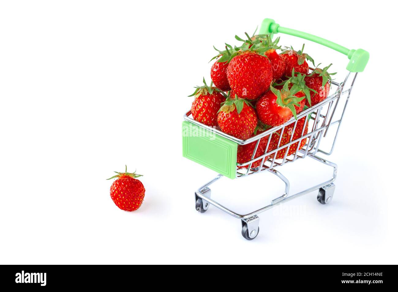 Fraises fraîches mûres dans un petit chariot isolé sur fond blanc. Concept d'un supermarché, d'un marché ou d'une épicerie. Espace de copie. Banque D'Images