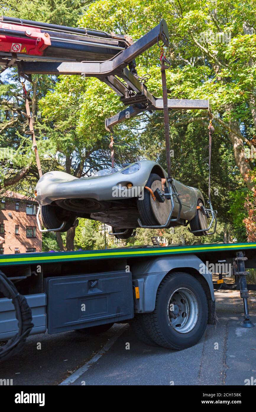 Bournemouth, Dorset, Royaume-Uni. 13 septembre 2020. Ken doit se procurer un camion de récupération pour soulever sa Porsche Replica 718 au-dessus du mur pour se remettre sur la route. Un gros pin est tombé vendredi soir sur Chine Crescent Road, Bournemouth écrasant plusieurs voitures et bloque toujours la route et l'allée, empêchant Ken de sortir. Un chirurgien a été grièvement blessé lorsqu'il a retiré les débris de l'arbre tombé et qu'il a été transporté par avion à l'hôpital de Southampton. Crédit : Carolyn Jenkins/Alay Live News Banque D'Images