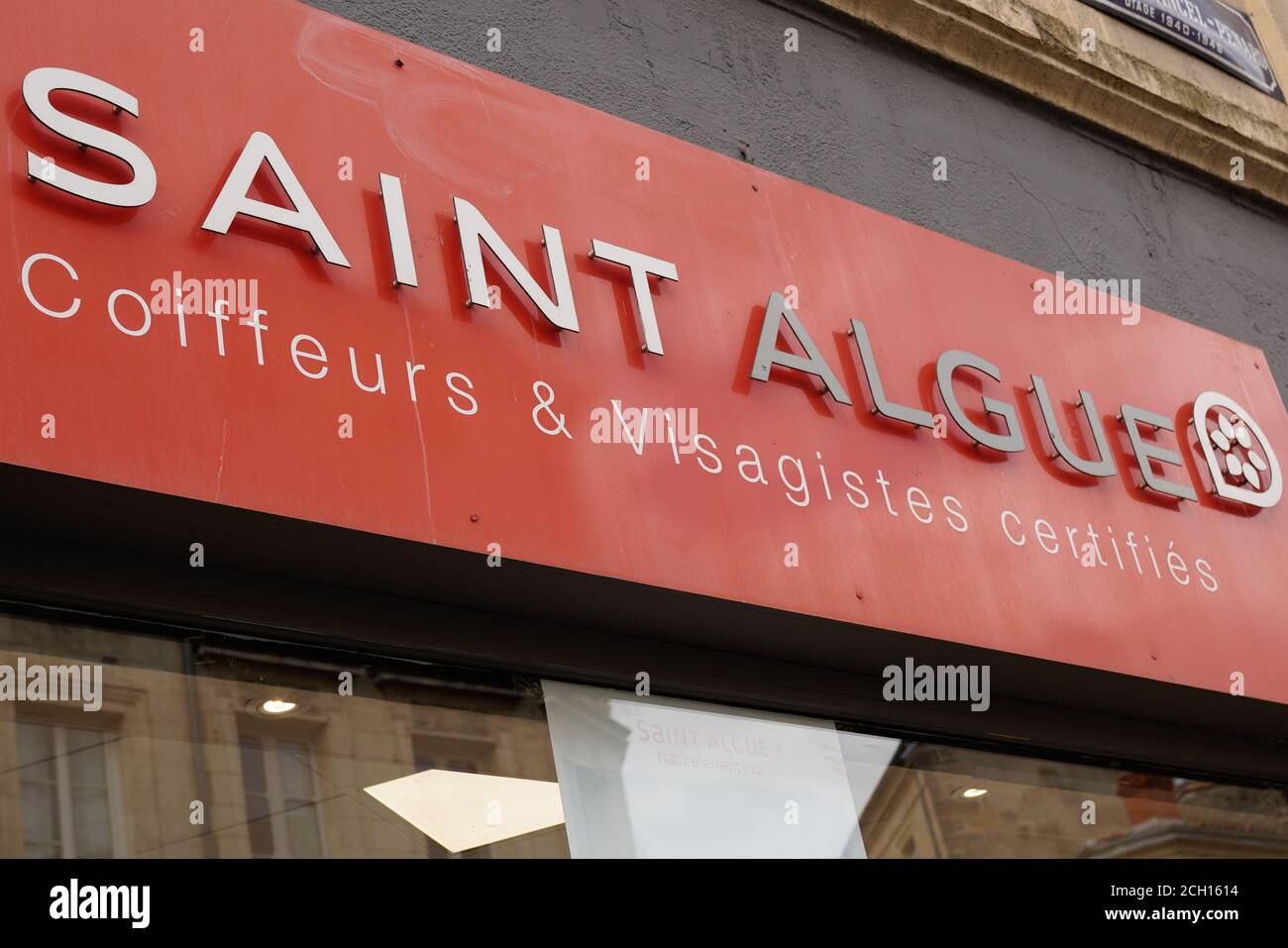 Bordeaux , Aquitaine / France - 09 01 2020 : logo saint algue et panneau de  texte devant le coiffeur du salon de coiffure français Photo Stock - Alamy