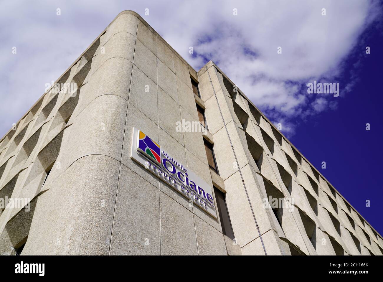 Bordeaux , Aquitaine / France - 09 01 2020 : logo Mutuelle Ociane et signature textuelle sur le groupe de construction du siège de Matmut French Mutual Banque D'Images