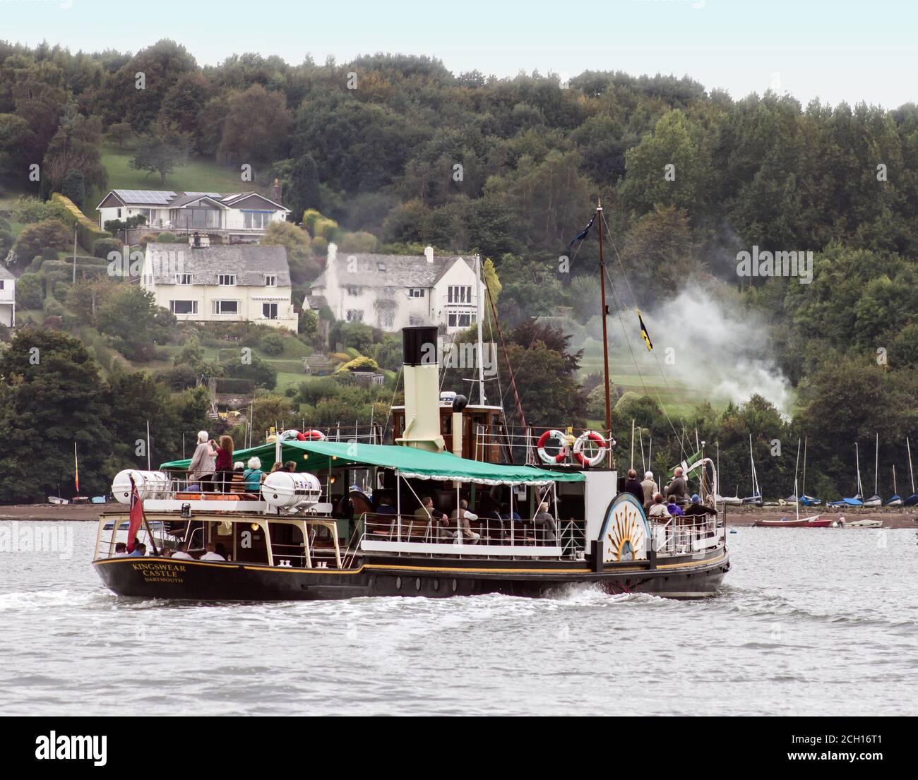 Le château de Kingjure, le seul bateau à aubes au charbon du Royaume-Uni, rempli de visiteurs, parcourt la rivière Dart vers la ville historique du Devonshire Banque D'Images