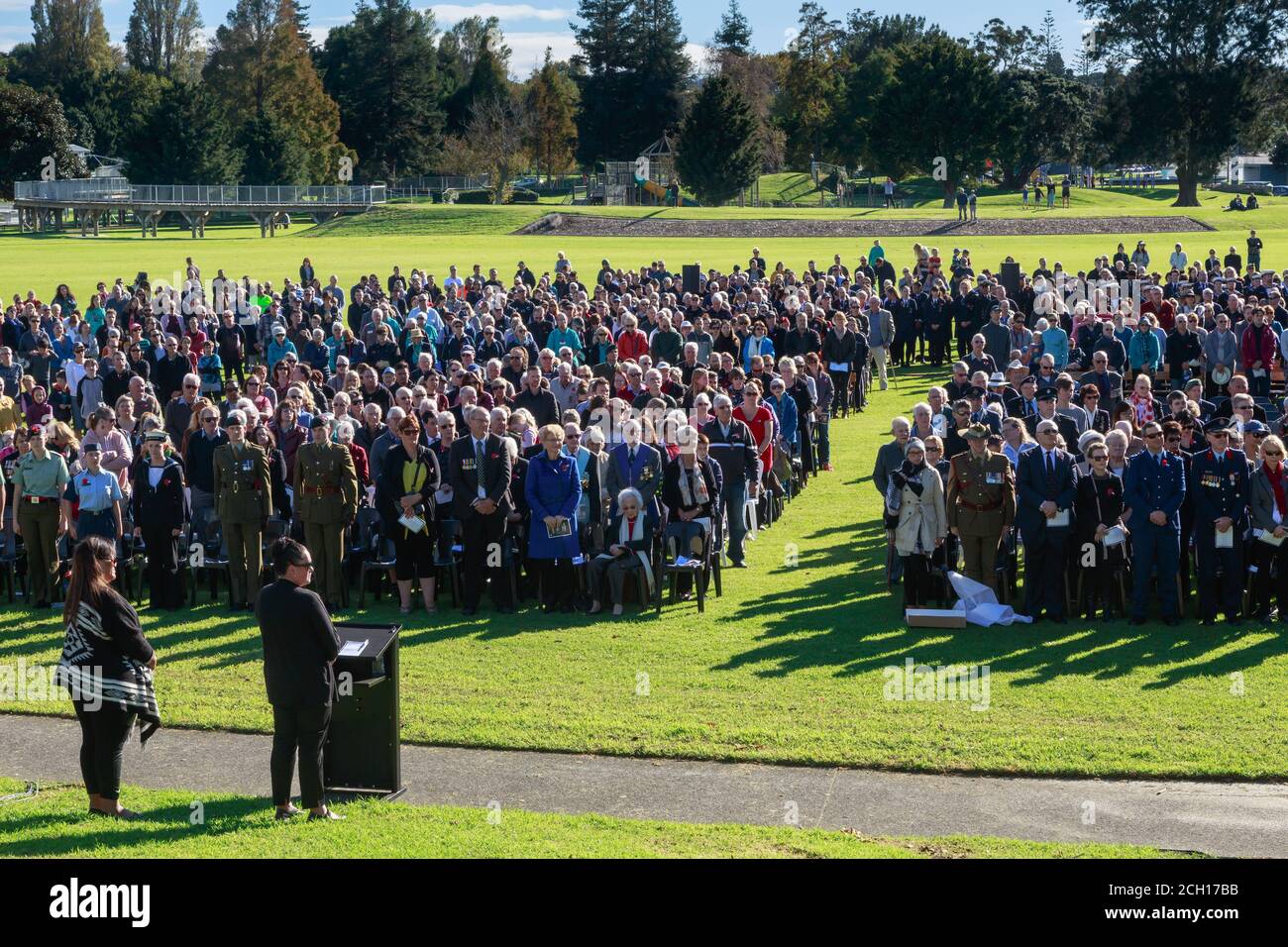 Une foule s'est rassemblée pour les services de jour d'Anzac à Memorial Park, Tauranga, Nouvelle-Zélande. Avril 25 2018 Banque D'Images