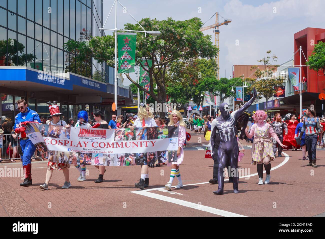 Des membres de la « communauté cosplay » habillés comme différents personnages fictifs, prenant part à un défilé de Noël. Tauranga, Nouvelle-Zélande, 11/30/2019 Banque D'Images