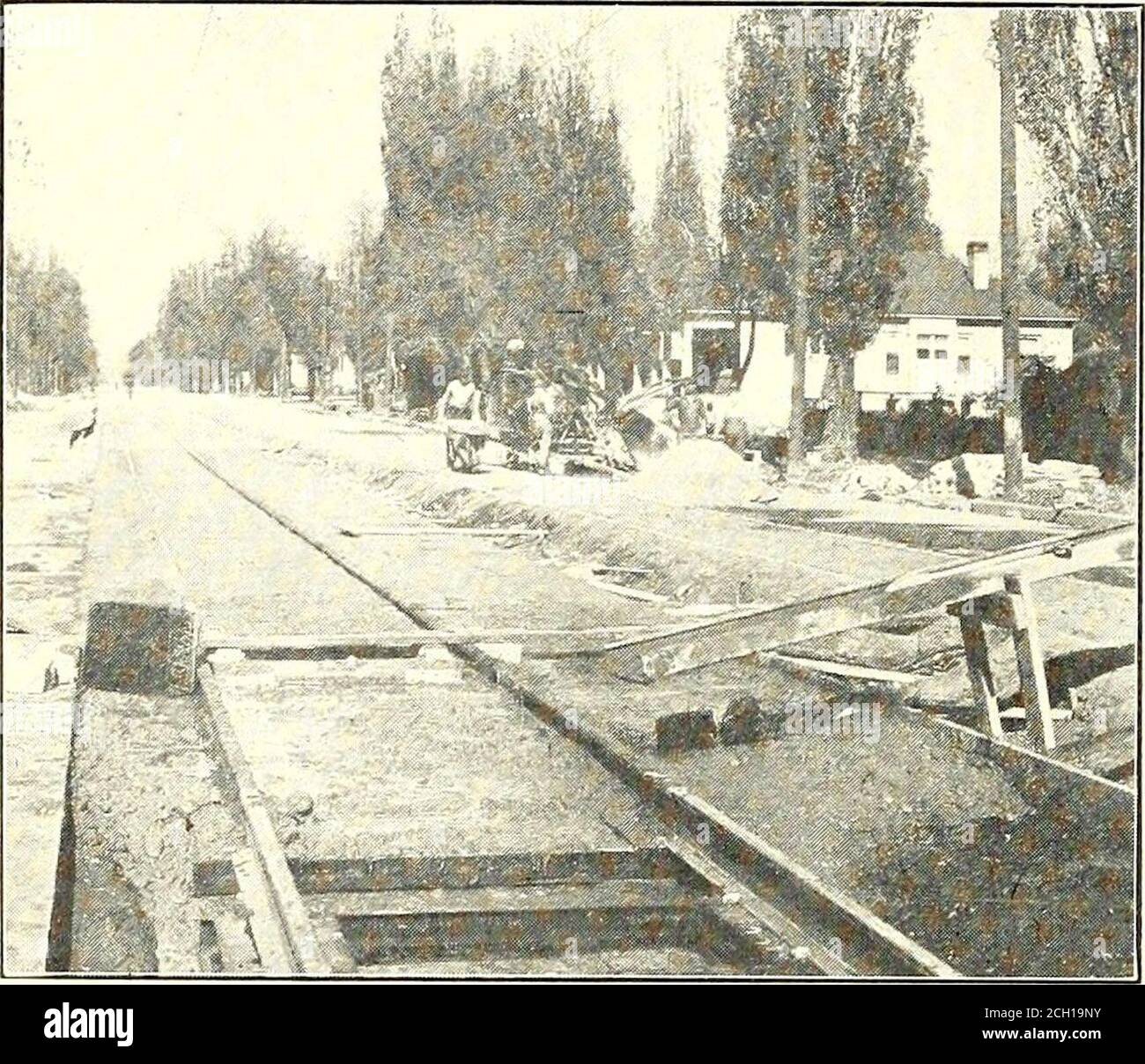 . Journal de chemin de fer électrique . SECTION C-D ELECTRIC HY.JOURN TL SALT LAKE & OGDEN RAILWAY—VOIE STANDARD EN BÉTON AVEC ATTACHES EN ACIER 190 ELECTRIC RAILWAY JOURNAL [VOL XLV, N° 4 quatrième vues montre le processus réel de pose en Crète. La circulation a été maintenue dans la piste de terre pendant que la construction en béton était mise en place. Pour transformer ce possible de grands goujures ont été construits, et thesewere déplacé seulement pendant le temps que les voitures étaient actualypening. Le béton a été versé à travers ces chutesdirect du mélangeur à la piste. La garniture, comment-jamais, a été routé dans des trows d'un plus petit batteur.Previous à Banque D'Images