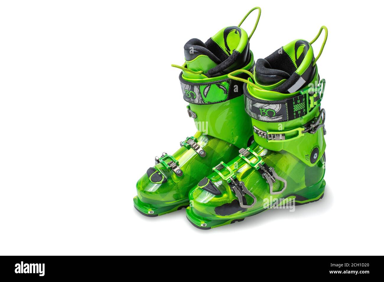 Chaussures de ski isolées sur fond blanc. Chaussures de ski modernes et vertes. Paire de chaussures de ski isolées sur fond blanc. Indice de dureté 130 Banque D'Images
