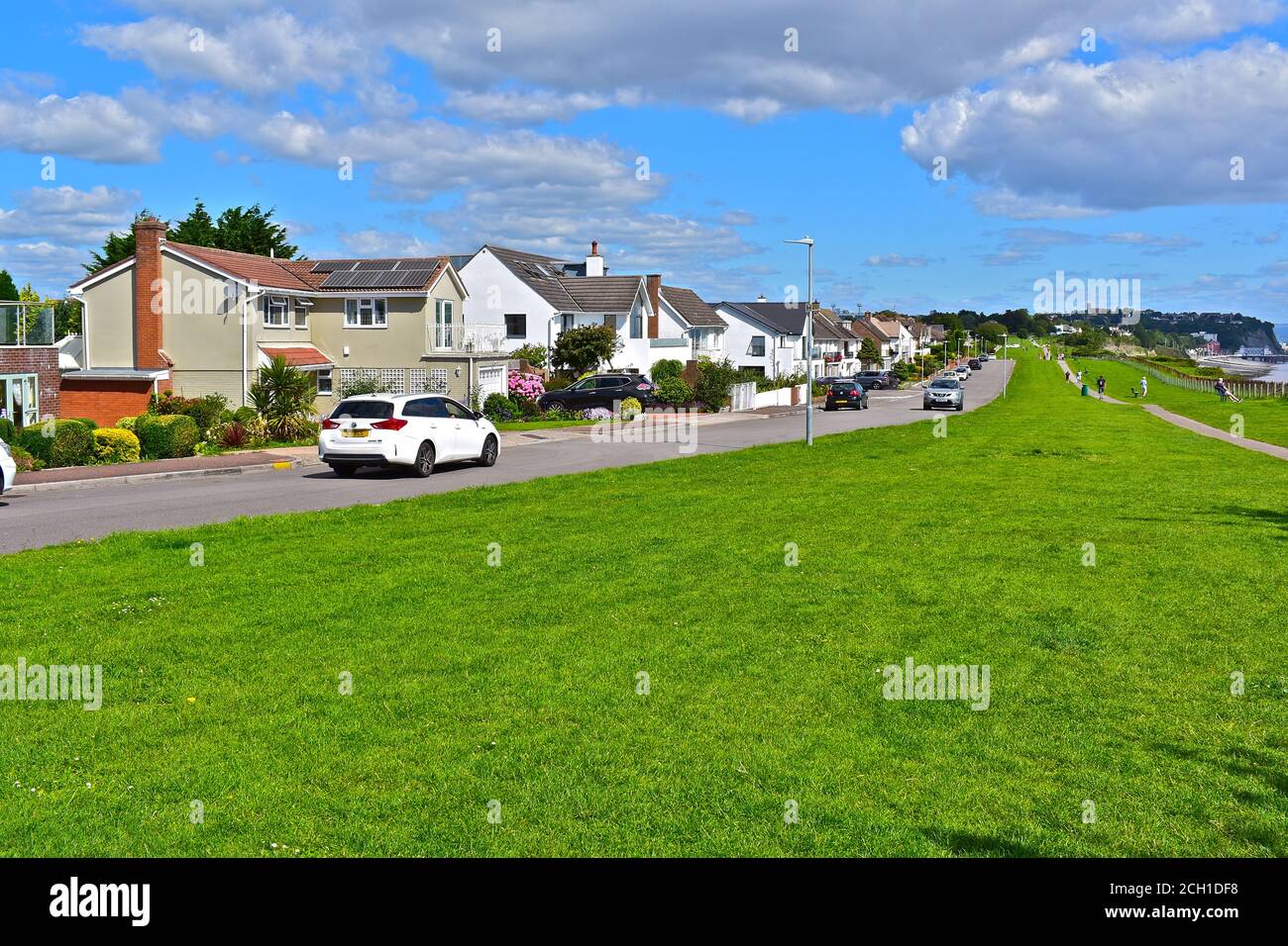 Une vue sur la rue des maisons individuelles chères qui bordent Plymouth Road, Penarth, avec une vue imprenable sur le canal de Bristol. Banque D'Images