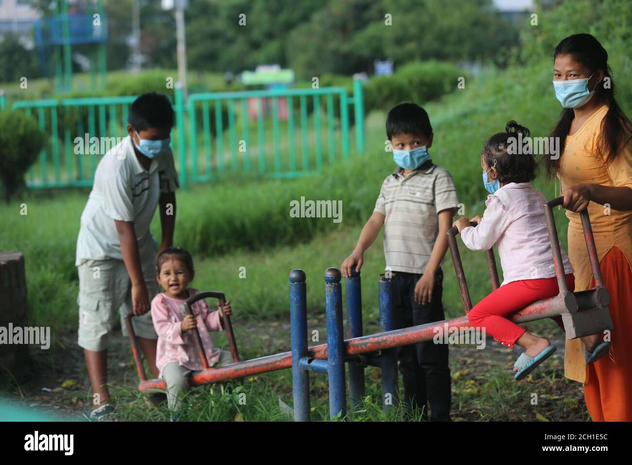 Katmandou, Népal. 13 septembre 2020. Les enfants jouent dans un parc du centre-ville de Katmandou, au Népal, le 13 septembre 2020. Malgré la montée des cas, les administrations locales népalaises de la vallée de Katmandou ont assoupli les restrictions imposées aux services de transport et aux activités commerciales à partir de jeudi pendant une semaine. Credit: Tang Wei/Xinhua/Alay Live News Banque D'Images