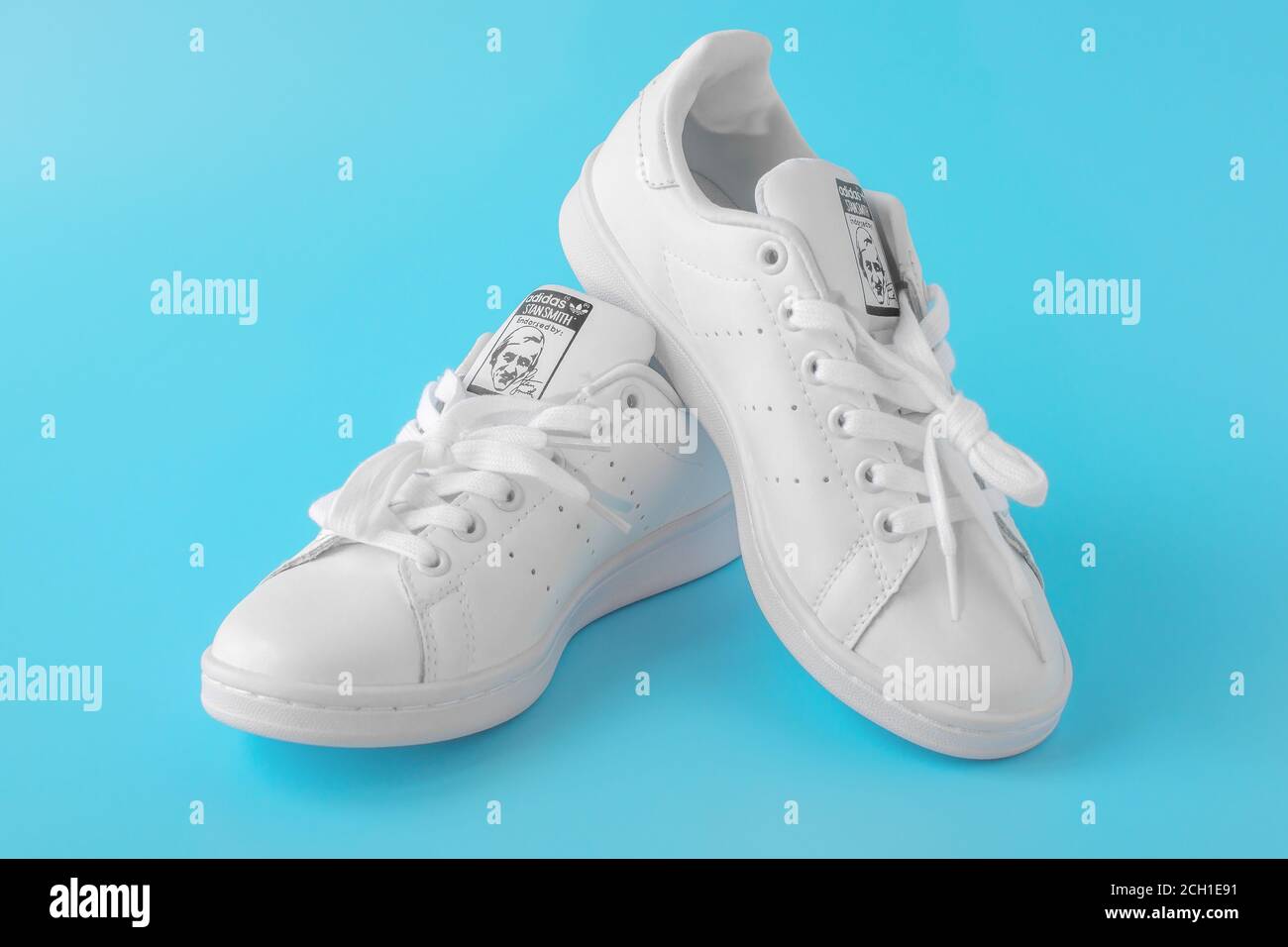 Moscou, Russie - 30 JUILLET 2020: Chaussures blanches Adidas Stan Smith,  photo de nouvelles baskets blanches sur fond bleu. Adidas est une société  internationale Photo Stock - Alamy