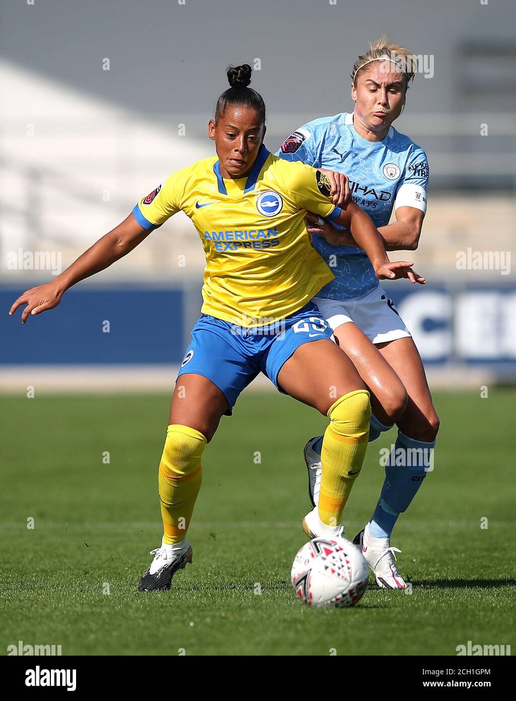 Rianna Jarrett, de Brighton et Hove Albion (à gauche), et Steph Houghton, de Manchester City, se battent pour le ballon lors du match Barclays FA WSL au stade Academy, à Manchester. Banque D'Images