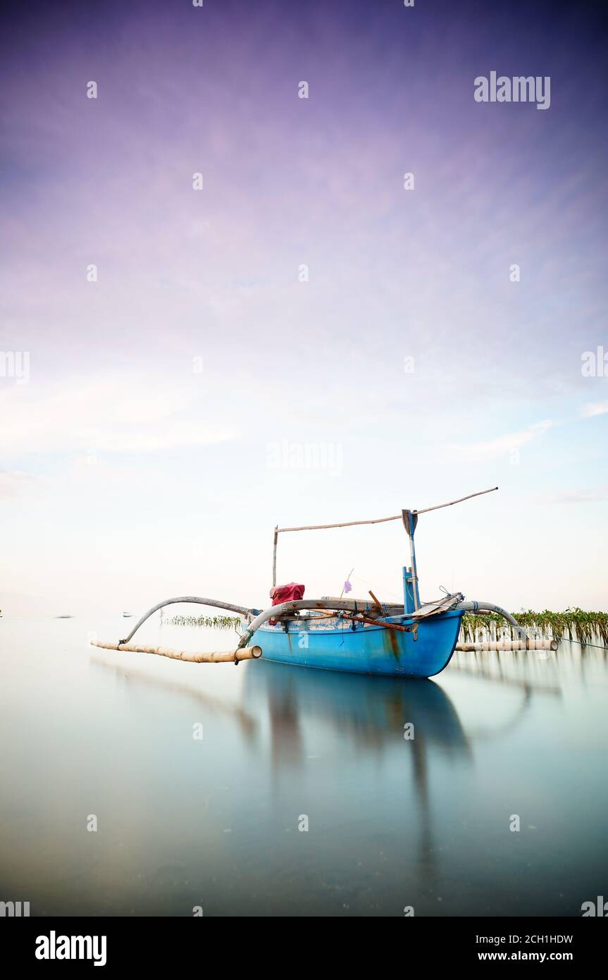 Les bateaux traditionnels s'amarrer à terre Banque D'Images