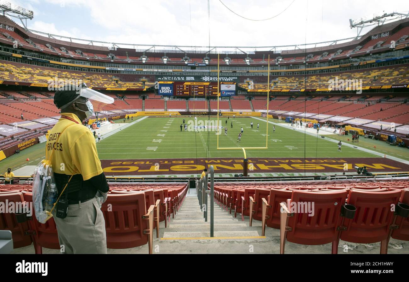 Landover, États-Unis. 13 septembre 2020. Un employé du service à la clientèle porte un masque et a des facettes lorsqu'il occupe des sièges vides avant le match de l'équipe de football de Washington contre les Philadelphia Eagles, à FedEx Field à Landover, Maryland, le 13 septembre 2020. Photo de Kevin Dietsch/UPI crédit: UPI/Alay Live News Banque D'Images