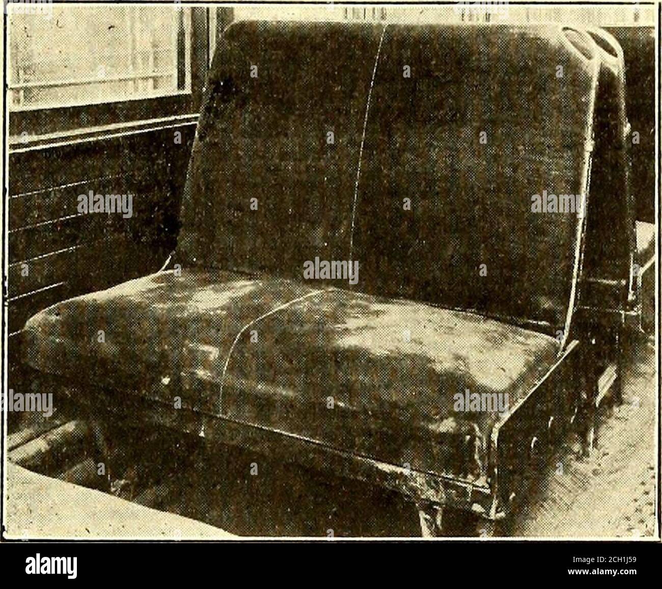 . Journal de chemin de fer électrique . Vue latérale vue de bout Détails DU BOÎTIER DE RÉSISTANCE DES PHARES ARC. LES NUMÉROS FONT RÉFÉRENCE À LA LETTRE DE MATÉRIEL CI-JOINTE le 17 mars 1917] ELECTRIC RAILWAY JOURNAL 505 sur certains de nos sièges en peluche ayant des accoudoirs d'extrémité et des dossiers de capote, la peluche était en bon état avec l'ex-conception de celui sur la capote. Ces sièges ont été jumelés en renouvelant la peluche sur le toit de rouleau uniquement. Ifonly un siège ici et il est ainsi réparé, il makesa mauvaise apparence, mais si tous les sièges dans un compart-ment sont changés, l'apparence est ratherthan agréable autrement, car ils ont tous l'air semblables Banque D'Images