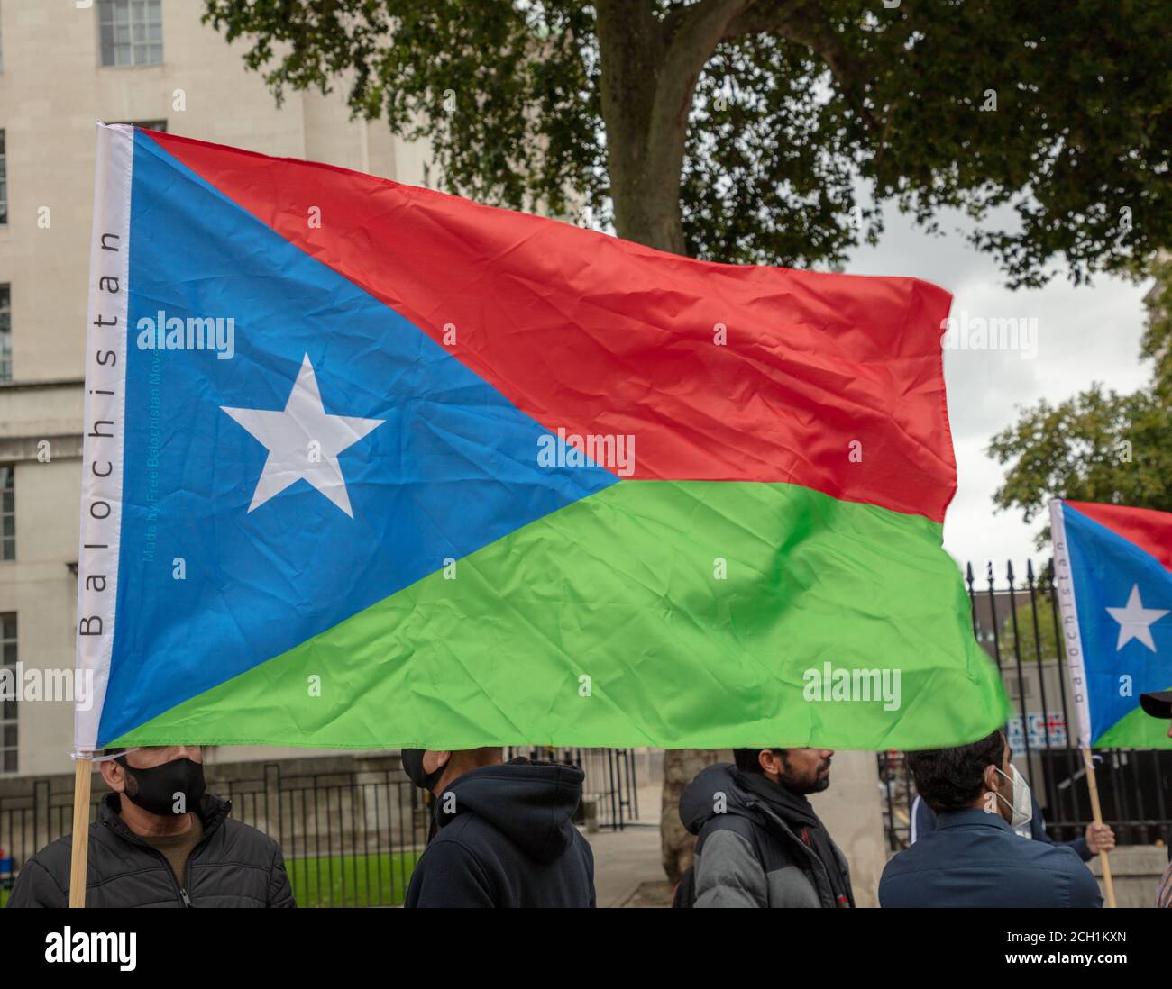 Drapeau représentant le Baloutchistan, voir porté par des manifestants en face du numéro 10 Downing Street, Londres. Banque D'Images